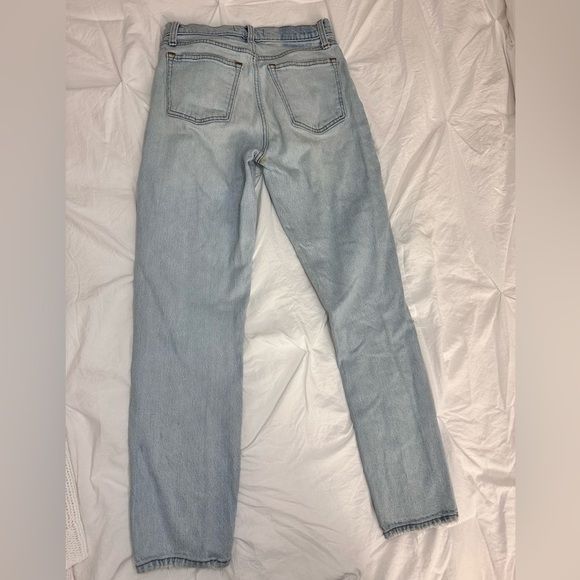 Abercrombie & Fitch High Rise Distressed Mom Jean in Light Wash Size 25 - Picture 13 of 13